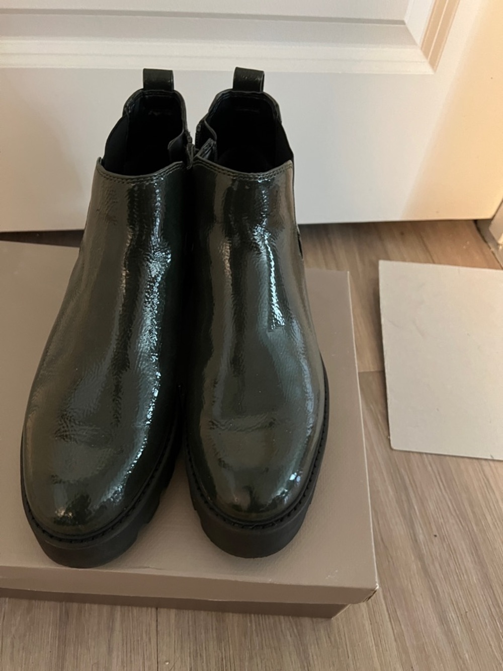 Fashionable Franco Sarto  Stunning Patent Leather Chelsea Boots in Dark Green - Picture 5 of 6